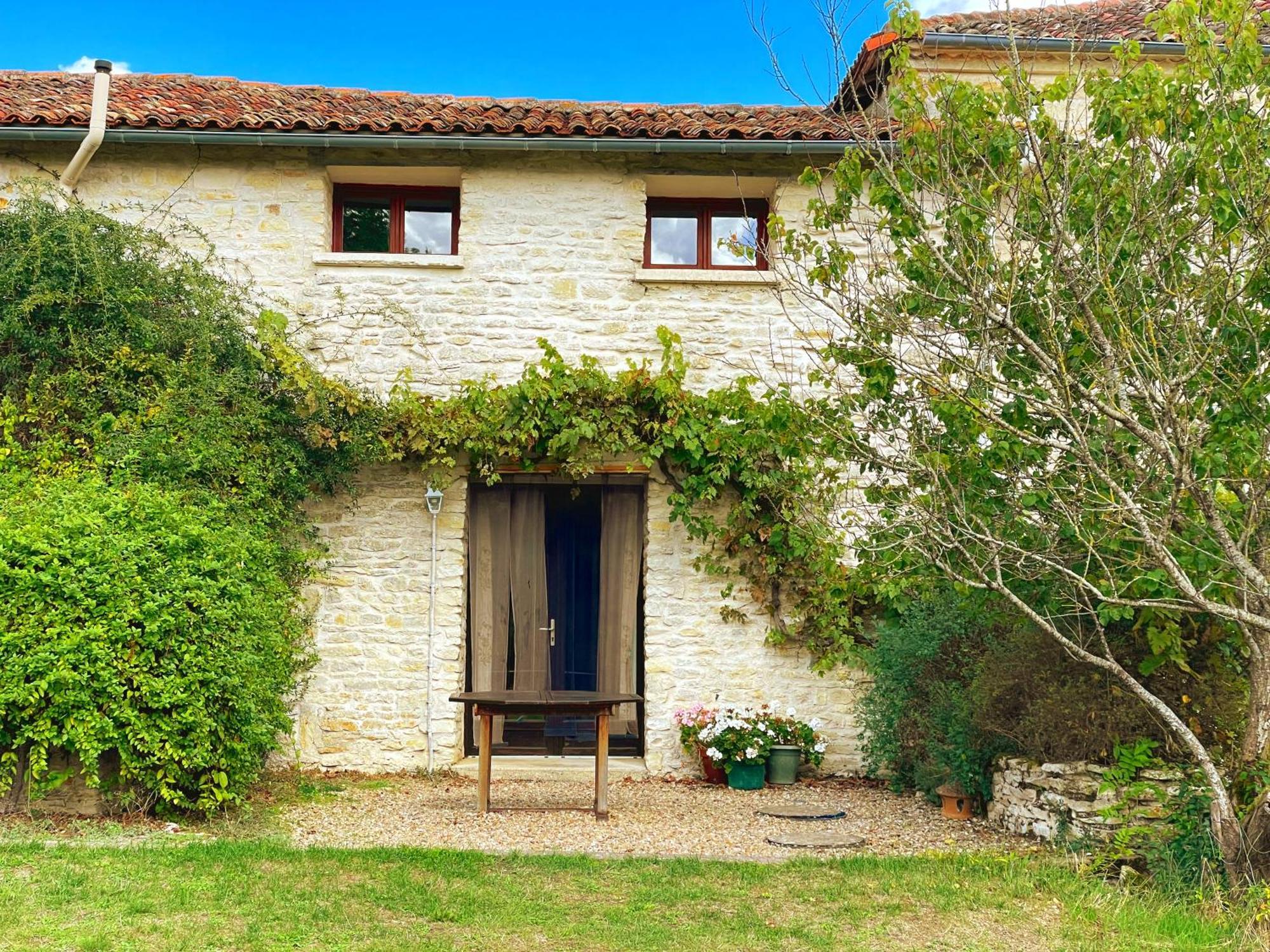 Le Noisetier At Les Hiboux Gites Chef-Boutonne 外观 照片